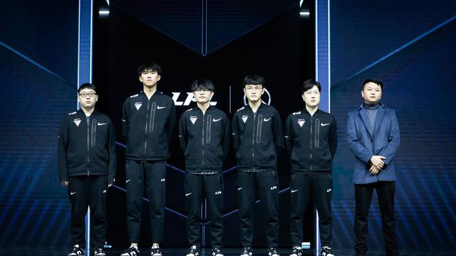 员正在认真 员正在认真